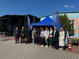 Galeria zdjęć - Wydarzenia pozaszkolne - 2025.05.12_Edukacja przez doświadczenie – EscapeTruck w PZS2